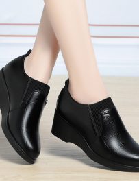 One-piece wedge heel leather shoes for women 2025 new middle-aged and elderly flat shoes soft leather mother shoes
